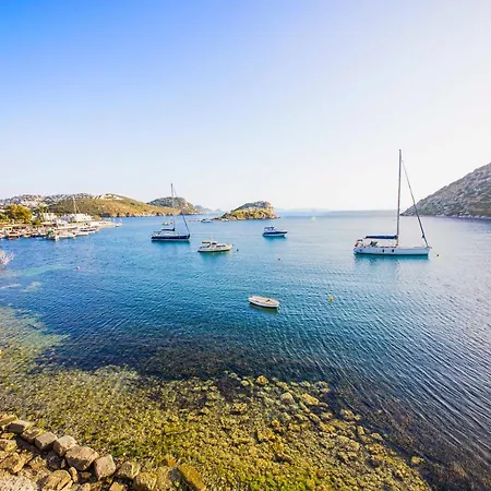 Dom wakacyjny Mesmerizing House Right Next To The Sea With A Refreshing View And Balcony In Gumusluk, Bodrum