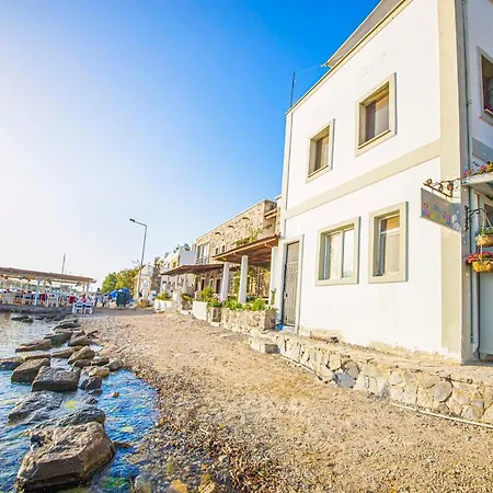 Mesmerizing House Right Next To The Sea With A Refreshing View And Balcony In Gumusluk, Bodrum Hébergement de vacances *
