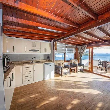 Mesmerizing House Right Next To The Sea With A Refreshing View And Balcony In Gumusluk, Bodrum Hébergement de vacances